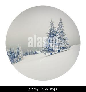 Icône ronde de la nature avec paysage. Vue d'hiver de style rétro sur les montagnes carpathes. Scène de plein air brumeuse dans la vallée de la montagne. Photographie dans un cir Banque D'Images