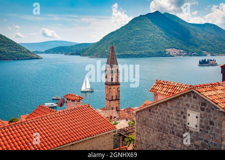 Non loin de la célèbre ville de Kotor est une petite ville de Perast. Magnifique scène matinale de la baie de Kotor, Monténégro, Europe. Présentation du concept de déplacement Banque D'Images