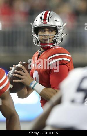 Columbus, États-Unis. 26 septembre 2021. L'Ohio State Buckeyes Jack Miller III (9) cherche à passer contre les Akron zips à Columbus, Ohio, le samedi 25 septembre 2021. Photo par Aaron Josefczyk/UPI crédit: UPI/Alay Live News Banque D'Images