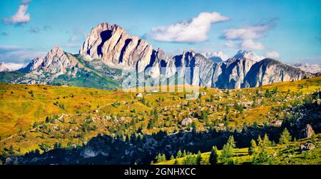 Vue panoramique le matin du pic de Sass de stria, groupe Averau - Nuvolau depuis le col de Giau. Scène estivale ensoleillée des Alpes Dolomiti, Italie, Europe. Beauté de na Banque D'Images