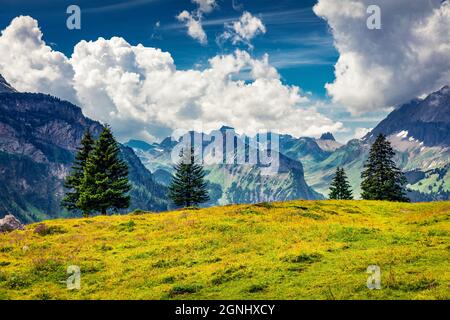 Vue spectaculaire sur la vallée de la montagne depuis le lac Oeschinen. Magnifique scène matinale des Alpes suisses, emplacement du village de Kandersteg, Suisse, Europ Banque D'Images