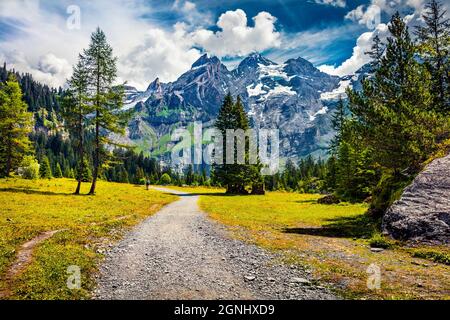 Magnifique vue d'été sur la chaîne de montagnes depuis le lac Oeschinen. Incroyable scène matinale des Alpes suisses, emplacement du village de Kandersteg, Suisse, Euro Banque D'Images