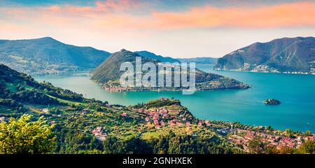 Vue panoramique d'été sur le lac d'Iseo. Impressionnant lever de soleil sur la ville de Marone avec l'île de Monte Isola, province de Brescia, Italie, Europe. Concept de voyage b Banque D'Images