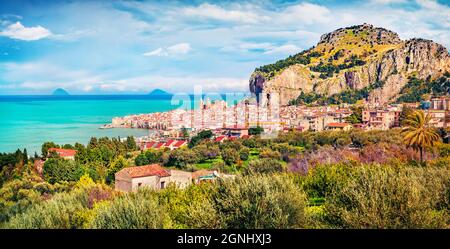 Destination touristique populaire Cefalu ville avec Piazza del Duomo église en arrière-plan. Pittoresque scène de jour de Sicile, Italie, Europe. C'est merveilleux Banque D'Images