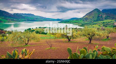 Scène de printemps sombre de la Sicile, situation du village de Caccamo, Italie, Europe. Magnifique vue du matin sur le lac de Rosamarina. Beauté de la nature concept fond. Banque D'Images