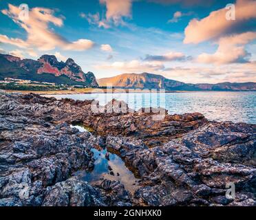 Belle vue du matin sur la plage de Bue Marino. Beau lever de soleil en Sicile, village de Macari, cap de San Vito, province de Trapani, Italie, Europe. Spectacul Banque D'Images