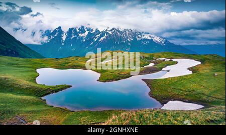 Vue majestueuse en soirée sur le lac Koruldi dans les montagnes du Caucase. Sombre scène d'été de destination touristique populaire en haute-Svaneti, Géorgie, Euro Banque D'Images