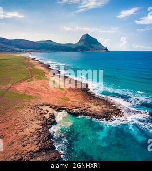 Vue depuis un drone volant. Scène printanière à couper le souffle du parc national de Monte Cofano, Sicile, Cap San Vito, Italie, Europe. Fantastique paysage marin du matin de M Banque D'Images