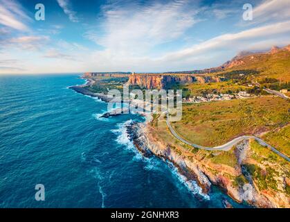 Vue depuis un drone volant. Magnifique scène de printemps de la Sicile, San Vito cape, Italie, Europe. Captivant paysage marin du matin de la mer Méditerranée. Beauté de na Banque D'Images