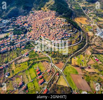 Vue depuis un drone volant. Paysage urbain de printemps coloré de la ville de Morano Calabro. Pittoresque scène matinale de l'Italie, Europe. Magnifique monde de la méditerranée Banque D'Images