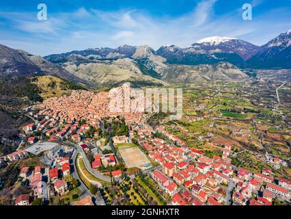 Vue depuis un drone volant. Après-midi de printemps ensoleillé dans la ville de Morano Calabro. Paysage urbain pittoresque d'Italie, Europe. Beau monde du pays méditerranéen Banque D'Images