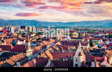 Vue aérienne d'été de la cathédrale de la Sainte Trinité. Paysage urbain coloré le matin de la ville de Sibiu. Impressionnant lever de soleil en Transylvanie, Roumanie, Europe. Tr Banque D'Images