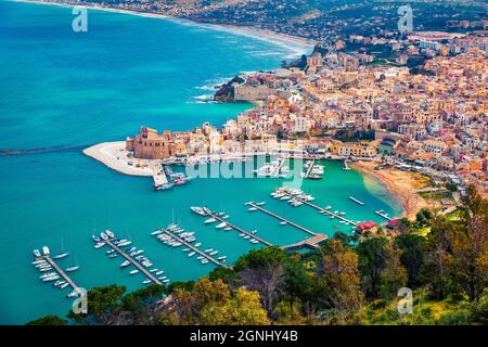 Paysage urbain du matin aérien de la ville de Castellammare del Golfo. Magnifique paysage marin de printemps de la mer Méditerranée. Magnifique scène de la Sicile, province de Trapani Banque D'Images