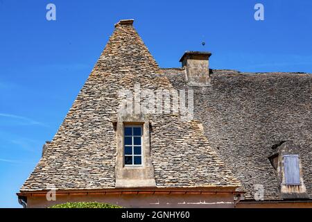 Toit de pierre unsual construit avec une grande simplicité, Marqueyssac affiche un toit remarquable en matériau typique de la région : des dalles de calcaire Banque D'Images