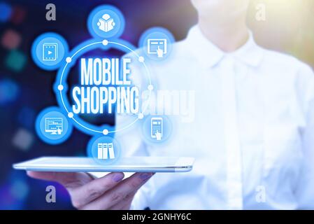 Affichage conceptuel Mobile Shopping. Mot pour l'achat et la vente de biens et de services par le biais de la présentation mobile Lady Uniform Standing Tablet main Banque D'Images