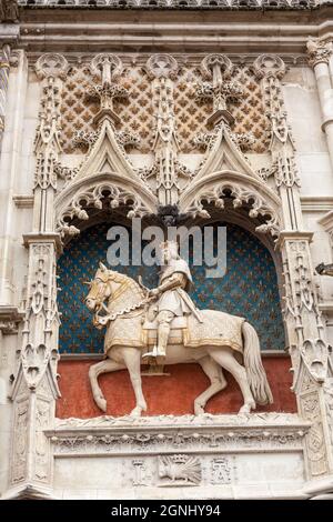 Une statue du roi Louis XII sur son cheval a été érigée sur la façade avant du Château Royal de Blois, situé dans le centre-ville de Blois, dans le Loi Banque D'Images