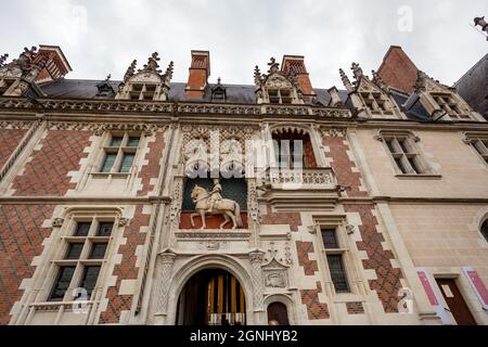 Blois le Château de Blois, un château Renaissance autrefois occupé par le roi Louis XII, est situé au centre de la ville, et une pierre du XVIIIe siècle br Banque D'Images