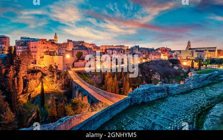 Fantastique aube de printemps sur Gravina à Puglia tovn. Beau paysage du matin d'Apulia, Italie, Europe. Présentation du concept de déplacement. Banque D'Images