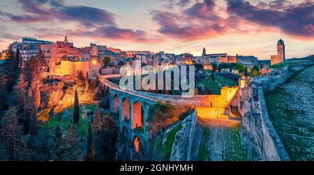 Incroyable aube de printemps sur Gravina dans Puglia tovn. Magnifique paysage du matin d'Apulia, Italie, Europe. Présentation du concept de déplacement. Banque D'Images