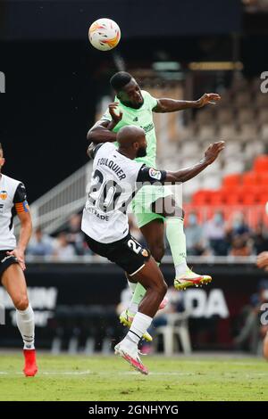 Inaki Williams du club d'athlétisme en action avec Dimitri Foulquier de Valencia CF pendant le match de la Liga entre Valencia CF et Athletic Club au stade Mestalla à Valence, Espagne. Banque D'Images