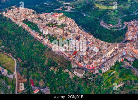 Vue depuis un drone volant. Incroyable coucher de soleil de printemps dans la ville de Ragusa avec Duomo San Giorgio - église catholique baroque sur fond. Scène excitante en soirée Banque D'Images