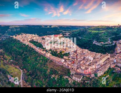 Vue depuis un drone volant. Magnifique coucher de soleil de printemps dans la ville de Ragusa avec Duomo San Giorgio - église catholique baroque sur fond. Une très belle arnaque de soirée Banque D'Images