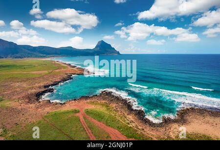 Vue depuis un drone volant. Scène de printemps majestueuse du parc national de Monte Cofano, Sicile, Cap San Vito, Italie, Europe. Un paysage marin spectaculaire le matin Banque D'Images