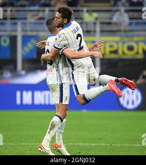 Milan, Italie. 25 septembre 2021. Rafael Toloi (R) d'Atalanta célèbre son but lors d'un match de football entre le FC Inter et Atalanta à Milan, Italie, le 25 septembre 2021. Credit: STR/Xinhua/Alay Live News Banque D'Images