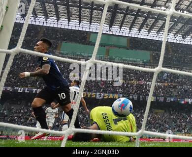 Milan, Italie. 25 septembre 2021. Lautaro Martinez du FC Inter marque son but lors d'un match de football de série A entre le FC Inter et Atalanta à Milan, en Italie, le 25 septembre 2021. Credit: STR/Xinhua/Alay Live News Banque D'Images