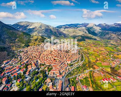 Vue depuis un drone volant. Paysage urbain de printemps coloré de la ville de Morano Calabro. Pittoresque scène matinale de l'Italie, Europe. Magnifique monde de la méditerranée Banque D'Images