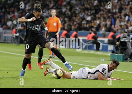 Paris, France. 25 septembre 2021. Neymar Jr (L) de Paris Saint-Germain vies avec Jordan Ferri de Montpellier lors d'un match de football de la Ligue française 1 entre Paris Saint Germain (PSG) et Montpellier, à Paris, France, le 25 septembre 2021. Crédit : Jack Chan/Xinhua/Alay Live News Banque D'Images