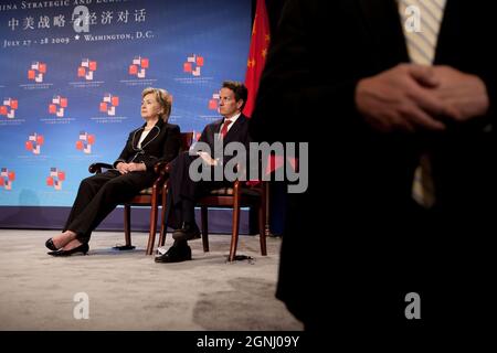 La secrétaire d'État Hillary Clinton et la secrétaire au Trésor Timothy Geithner regardent comme le président Barack Obama lors de la séance d'ouverture du premier dialogue stratégique et économique entre les États-Unis et la Chine au Ronald Reagan Building and International Trade Center à Washington, le lundi 27 juillet 2009. (Photo officielle de la Maison Blanche par Pete Souza) cette photo officielle de la Maison Blanche est mise à la disposition des organismes de presse pour publication et/ou pour impression personnelle par le(s) sujet(s) de la photo. La photographie ne peut pas être manipulée de quelque manière que ce soit ou utilisée dans des documents, des publicités, des rp Banque D'Images