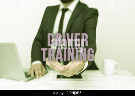 Légende présentant la formation des conducteurs. Business concept prépare un nouveau pilote pour obtenir une licence de pilote s pour smartphone Remote Office Work Online Banque D'Images