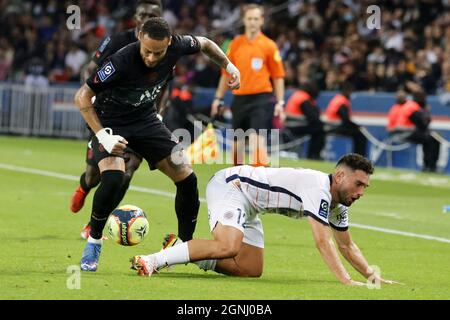 Paris, France. 25 septembre 2021. Neymar Jr (L) de Paris Saint-Germain rivalise avec Jordan Ferri lors d'un match de football de la Ligue française 1 entre Paris Saint Germain (PSG) et Montpellier, à Paris, France, le 25 septembre 2021. Crédit : Jack Chan/Xinhua/Alay Live News Banque D'Images