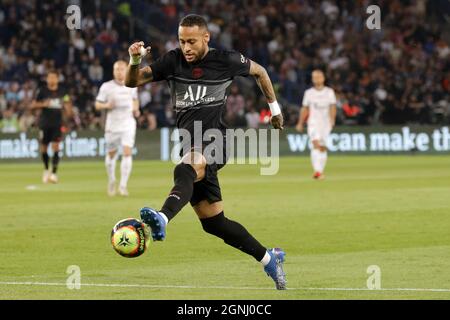 Paris, France. 25 septembre 2021. Neymar Jr de Paris Saint-Germain participe à un match de football de la Ligue française 1 entre Paris Saint Germain (PSG) et Montpellier, à Paris, France, le 25 septembre 2021. Crédit : Jack Chan/Xinhua/Alay Live News Banque D'Images