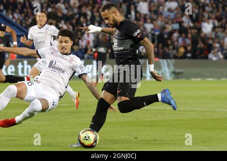 Paris, France. 25 septembre 2021. Neymar Jr de Paris Saint-Germain participe à un match de football de la Ligue française 1 entre Paris Saint Germain (PSG) et Montpellier, à Paris, France, le 25 septembre 2021. Crédit : Jack Chan/Xinhua/Alay Live News Banque D'Images