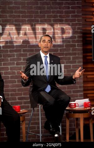 Le président Barack Obama participe à une salle de télé-ville de l'AARP sur les soins de santé le mardi 28 juillet 2009. (Photo officielle de la Maison Blanche par Pete Souza) cette photo officielle de la Maison Blanche est mise à la disposition des organismes de presse pour publication et/ou pour impression personnelle par le(s) sujet(s) de la photo. La photographie ne peut être manipulée d'aucune manière ou utilisée dans des documents, des publicités, des produits ou des promotions qui, de quelque manière que ce soit, suggèrent l'approbation ou l'approbation du Président, de la première famille ou de la Maison Blanche. Banque D'Images