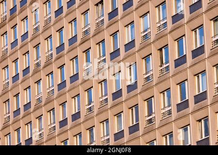 Façade d'un immeuble d'appartements typique préfabriqué dans l'ancienne partie orientale de Berlin, Allemagne Banque D'Images