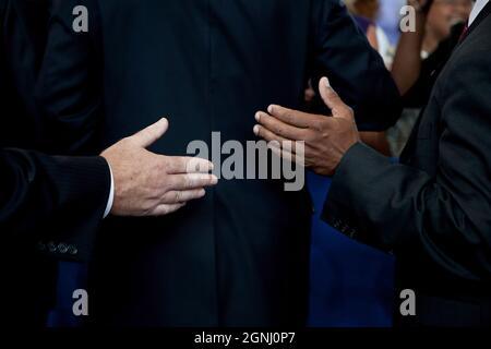 Les mains du Service secret du président Barack Obama suite à une réunion de la mairie axée sur les soins de santé à l'école secondaire Broughton à Raleigh, Caroline du Nord le 29 juillet 2009. (Photo officielle de la Maison Blanche par Pete Souza) cette photo officielle de la Maison Blanche est mise à la disposition des organismes de presse pour publication et/ou pour impression personnelle par le(s) sujet(s) de la photo. La photographie ne peut être manipulée d'aucune façon ni utilisée dans des documents, des publicités, des produits ou des promotions qui, de quelque manière que ce soit, suggèrent l'approbation ou l'approbation du président, de la première famille ou du Whit Banque D'Images