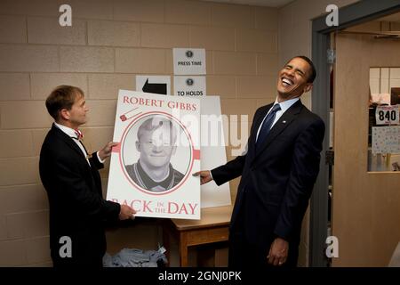 Le président Barack Obama rit sur une photo d'un jeune secrétaire de presse, Robert Gibbs, à la suite d'une réunion à l'école secondaire Broughton à Raleigh, en Caroline du Nord, le 29 juillet 2009. (Photo officielle de la Maison Blanche par Pete Souza) cette photo officielle de la Maison Blanche est mise à la disposition des organismes de presse pour publication et/ou pour impression personnelle par le(s) sujet(s) de la photo. La photographie ne peut être manipulée d'aucune manière ou utilisée dans des documents, des publicités, des produits ou des promotions qui, de quelque manière que ce soit, suggèrent l'approbation ou l'approbation du Président, de la première famille ou de la TH Banque D'Images