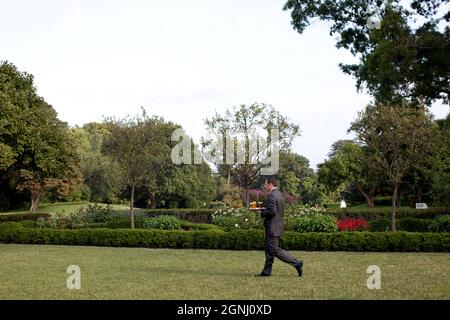 Le valet de bureau ovale Raymond Rogers traverse le jardin des roses pour apporter des bières au président Barack Obama, au vice-président Joe Biden, au professeur Henry Louis Gates Jr. De Harvard et au sergent de police de Cambridge, Massachusetts. James Crowley le 30 juillet 2009. (Photo officielle de la Maison Blanche par Lawrence Jackson) cette photo officielle de la Maison Blanche est mise à la disposition des organismes de presse pour publication et/ou pour impression personnelle par le(s) sujet(s) de la photo. La photographie ne peut être manipulée d'aucune manière ou utilisée dans des matériaux, des publicités, des produits ou des promotions qui, de quelque manière que ce soit, suggèrent une approbation Banque D'Images