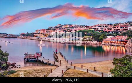 Vue panoramique en soirée de Porto Cervo, province d'Olbia-Tempio Italie, Europe. Spectaculaire coucher de soleil en Sardaigne. Magnifique paysage méditerranéen Banque D'Images