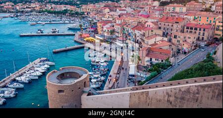 Panorama panoramique nocturne du port de Calvi. Superbe scène d'été de l'île de Corse, France, Europe. Beau paysage marin de la mer Méditerranée. Véhicule concep Banque D'Images