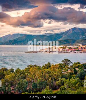 Vue spectaculaire sur le port de Saint-Florent, département de haute-Corse, Europe. Magnifique coucher de soleil sur l'île de Corse. Paysage marin coloré de Mediterr Banque D'Images