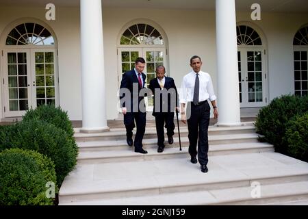 Le président Barack Obama marche avec Henry Louis Gates, spécialiste de Harvard, et Cambridge, sergent de police du Massachusetts. Crowley du Bureau ovale au jardin des roses de la Maison Blanche le 30 juin 2009. Le vice-président Joe Biden les a rejoints plus tard. (Photo officielle de la Maison Blanche par Pete Souza) cette photo officielle de la Maison Blanche est mise à la disposition des organismes de presse pour publication et/ou pour impression personnelle par le(s) sujet(s) de la photo. La photographie ne peut être manipulée d'aucune manière ou utilisée dans des matériaux, des publicités, des produits ou des promotions qui, de quelque manière que ce soit, suggèrent une approbation ou un endoseme Banque D'Images