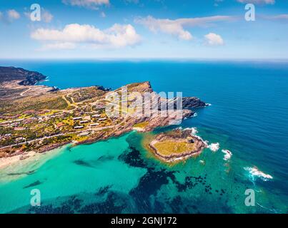 Vue depuis un drone volant. Vue d'été incroyable sur le cap Falcone et la tour Torre della Pelosa. Magnifique scène matinale de l'île de Sardaigne, Italie, Europe Banque D'Images