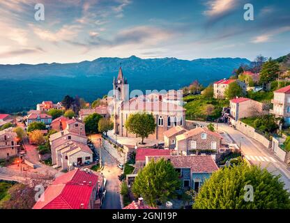 Vue depuis un drone volant. Paysage urbain étonnant de la ville de Zonza, commune du département de la Corse-du-Sud. Magnifique coucher de soleil sur la Corse isl Banque D'Images