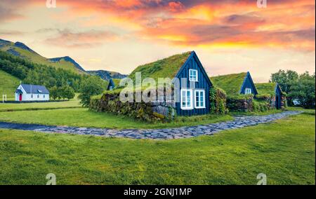 Vue typique des maisons en gazon dans la campagne islandaise. Lever de soleil spectaculaire en été dans le village de Skogar, au sud de l'Islande, en Europe. Concept de voyage backgrou Banque D'Images