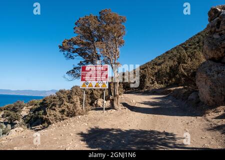 Panneau d'avertissement sur la route entre le lagon bleu et les bains d'Aphrodite, péninsule d'Akamas, Chypre. Banque D'Images