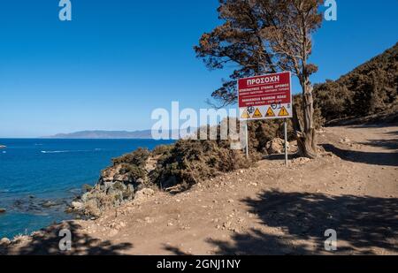 Panneau d'avertissement sur la route entre le lagon bleu et les bains d'Aphrodite, péninsule d'Akamas, Chypre. Banque D'Images